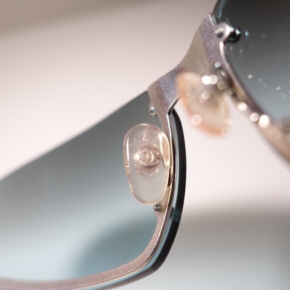 Vtg Chanel Blue Gradient Rimless Lens w/ Silver Metal & CC Logo Arm Sunglasses - Picture 11 of 16